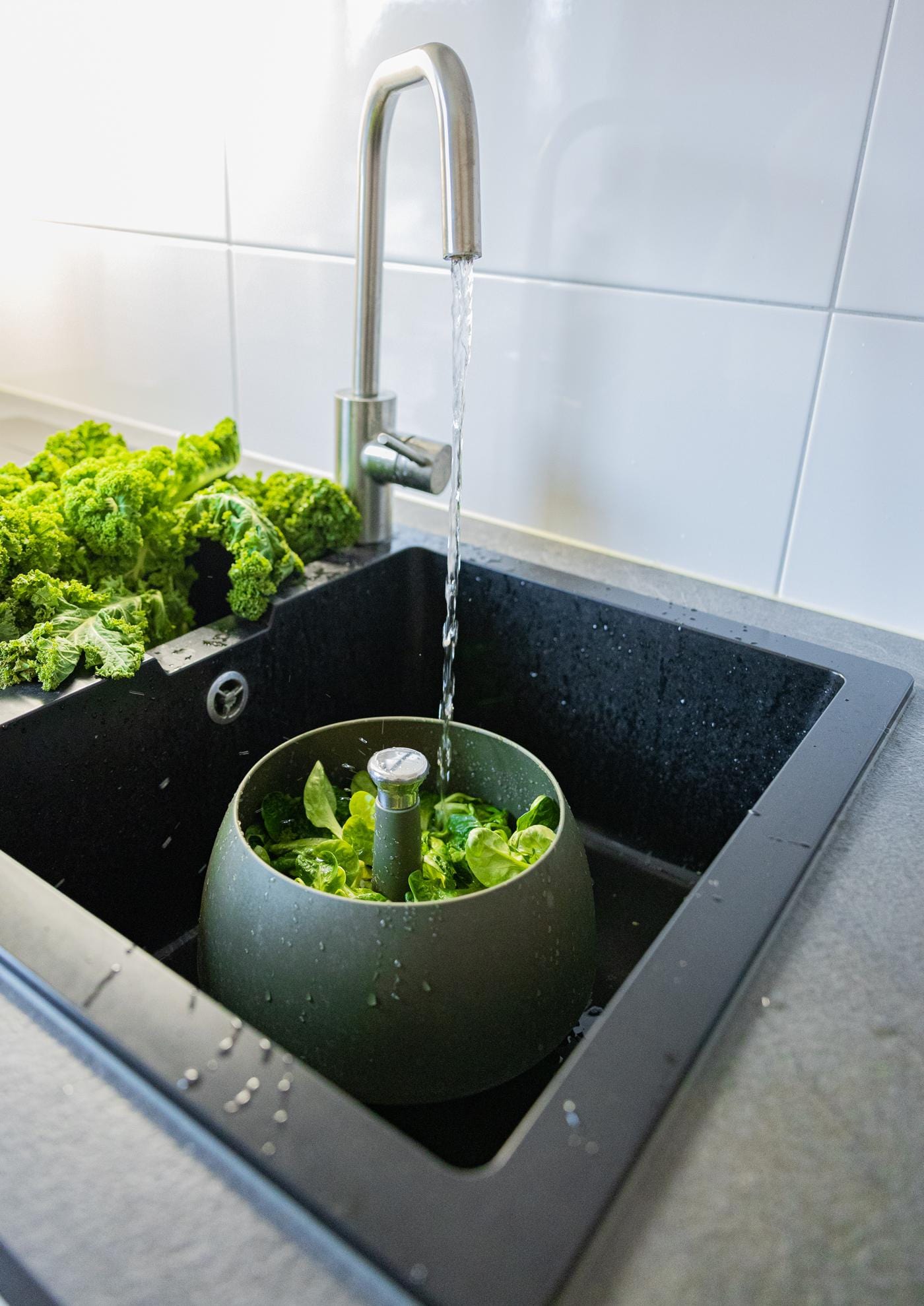 <p>Salat waschen und Granatapfel entkernen</p>