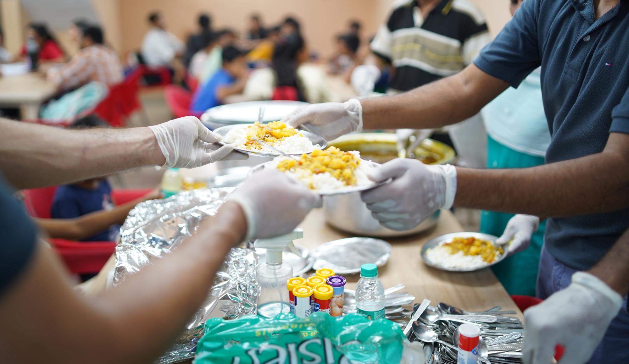 Mahlzeiten für Schulkinder in Indien