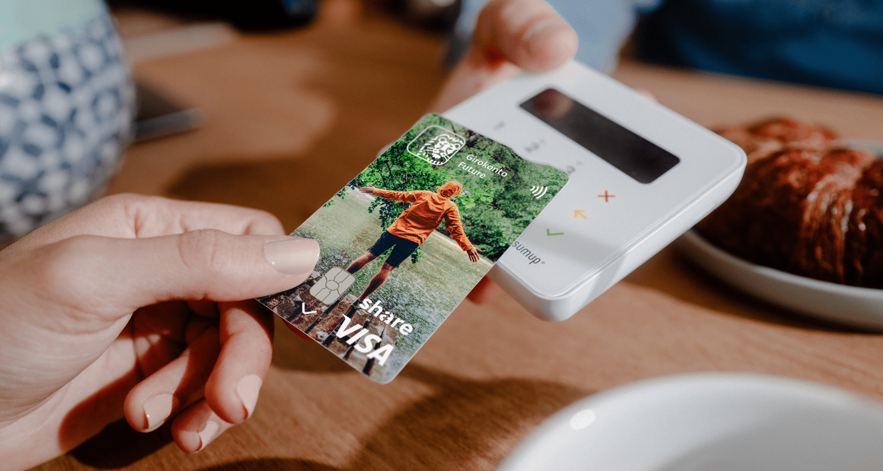 Eine Kreditkarte aus einer Zusammenarbeit mit ING und share