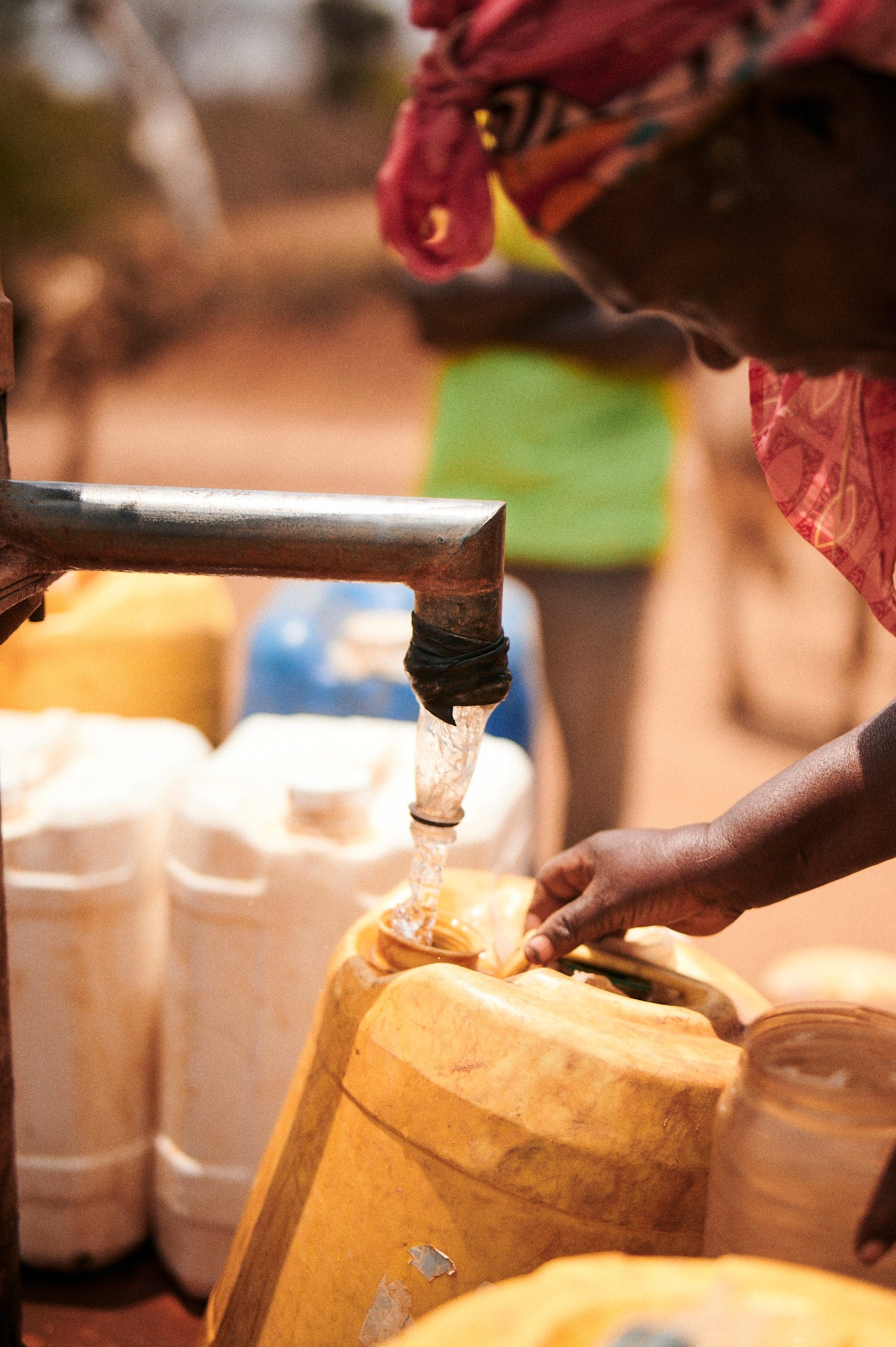 Zur Seite Trinkwasser durch Brunnenreparaturen in Kenia gehen